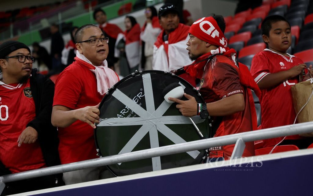 Kelompok suporter Ultras Garuda Qatar membawa drum saat mendukung tim Indonesia yang bertanding melawan Irak di penyisihan Grup D Piala Asia 2023 di Stadion Ahmad bin Ali, Al Rayyan, Qatar, Senin (15/1/2024). Kelompok ini suporter militan tim Indonesia di Qatar yang selalu hadir memberikan dukungan total. 