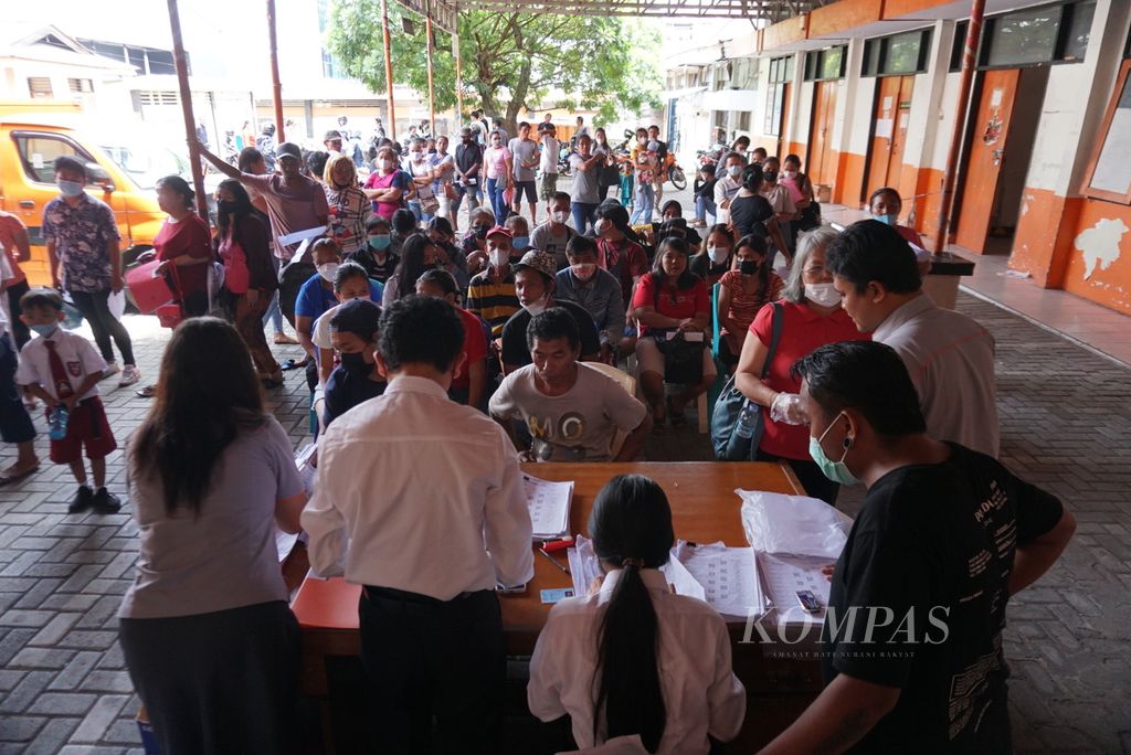 Warga mengantre untuk mengambil BLT BBM di Kantor Pos Manado, Sulawesi Utara, Senin (12/9/2022). Total bantuan Rp 600.000 yang diberikan dalam dua termin, masing-masing Rp 300.000.