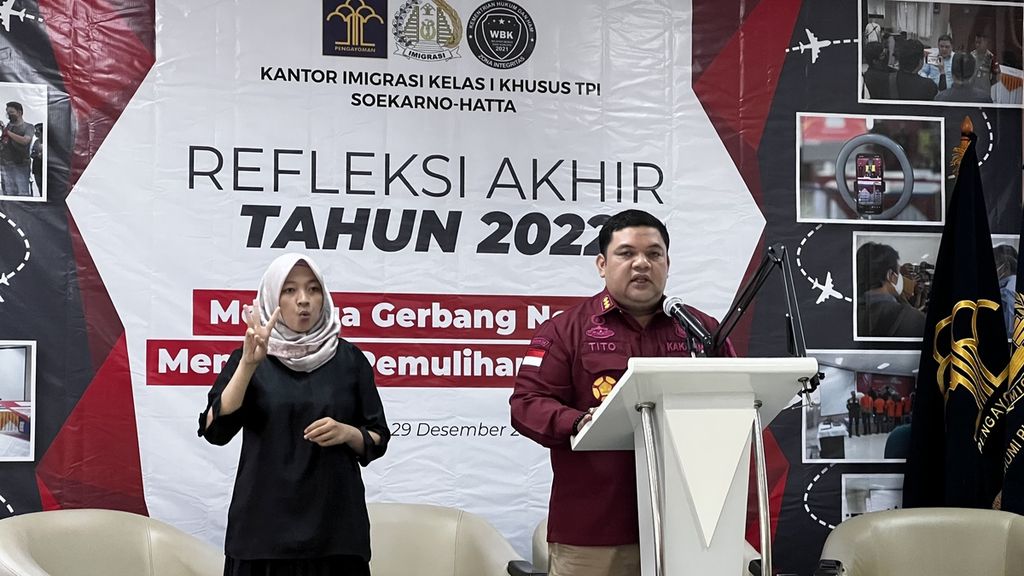 Kepala Kantor Imigrasi Soekarno-Hatta Muhammad Tito Andrianto saat memberikan sambutan dalam kegiatan Refleksi Akhir Tahun 2022 di Kantor Imigrasi Kelas I Khusus Bandara Soekarno-Hatta, Tangerang, Kamis (29/12/2022).
