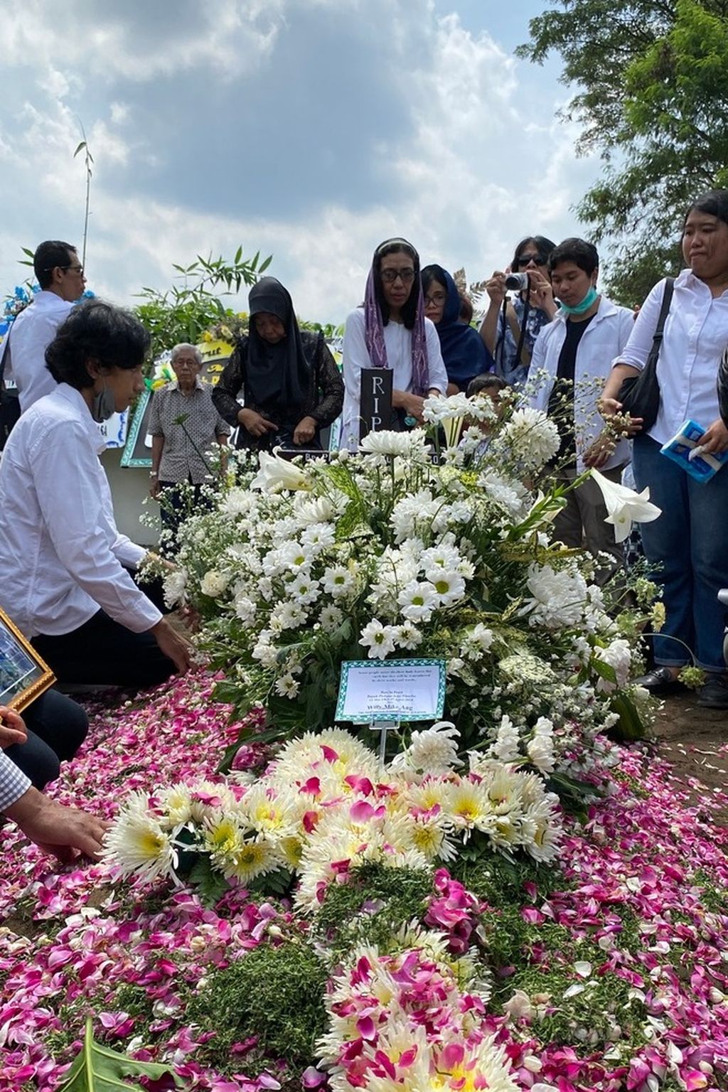 Doa dari anak-anak, menantu, orangtua, cucu, dan para pelayat untuk penyair Joko Pinurbo di pemakaman Dusun Demangan, Desa Minomartani, Ngemplak, Sleman, Yogyakarta, Minggu (28/4/2024).