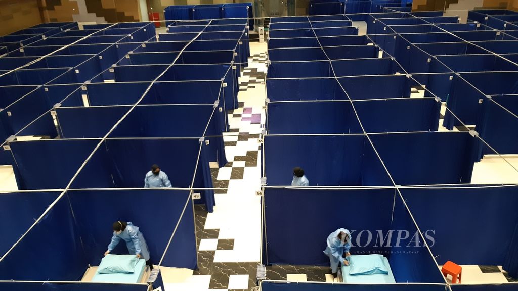 Tenaga kesehatan menyiapkan tempat tidur pasien di fasilitas isolasi terpusat Covid-19 di Mal Pelayanan Publik Sidoarjo, Minggu (6/2/2022).