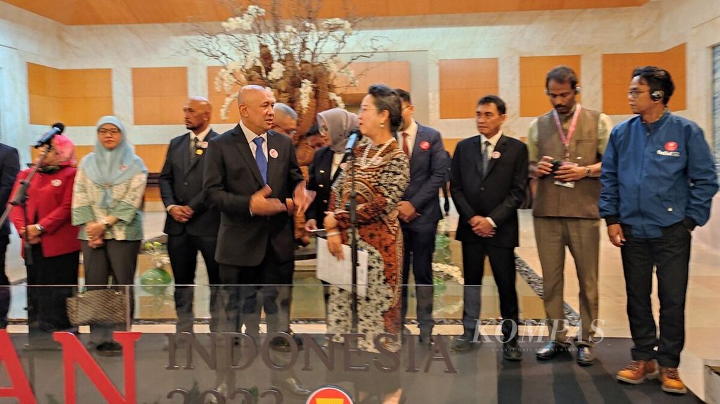 Menteri Koperasi dan UKM Teten Masduki (kiri) berbincang dengan Sekretaris Eksekutif UN-ESCAP Armida Salsiah Alisjahbana (kanan) saat konferensi pers serangkaian acara 6th ASEAN Inclusive Business Summit 2023 di Nusa Dua, Badung, Bali, Rabu (23/8/2023). 