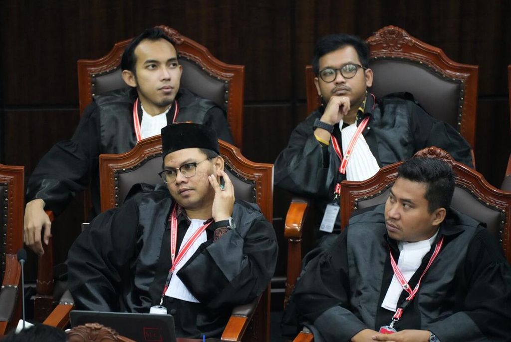 Sejumlah kuasa hukum Komisi Pemilihan Umum, di antaranya Wildan Sukhoyya dan Edho Rizky Ermansyah (belakang), saat sidang perselisihan hasil pemilihan umum presiden dan wakil presiden di Mahkamah Konstitusi, Jakarta, Rabu (27/3/2024).