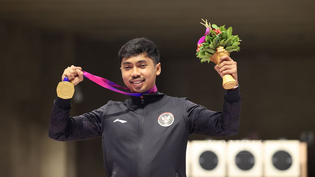Petembak Indonesia, Muhammad Sejahtera Dwi Putra, meraih emas dalam final nomor 10 meter <i>running target </i>Asian Games Hangzhou 2022 di Fuyang Yinhu Sports Centre, Hangzhou, China, Senin (25/9/2023). Putra meraih total poin 578. 