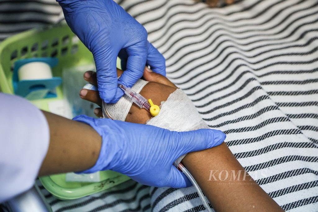Perawat memeriksa infus pasien demam berdarah dengue (DBD) di RSUD Tamansari, Jakarta Barat, 6 Maret 2024. 