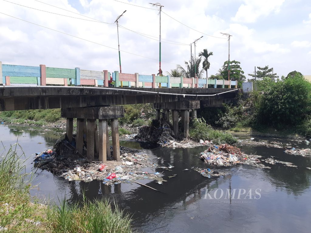 Sungai Parit Busuk tampak dipenuhi sedimen berupa sampah dan lumpur di Medan, Sumatera Utara, Rabu (10/5/2023). Penanganan banjir di Medan jalan di tempat selama bertahun-tahun.
