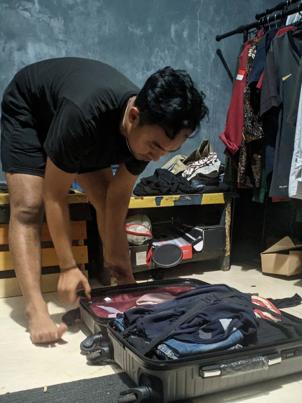 Syamsul Hidayat, mahasiswa perantau asal Madura di Ciputat, Tangerang Selatan, mengemas barang-barang ke dalam koper, Rabu (12/4/2023), di kosannya. Ia mudik ke Pamekasan, Madura, melalui Surabaya dengan kereta api disambung bus.