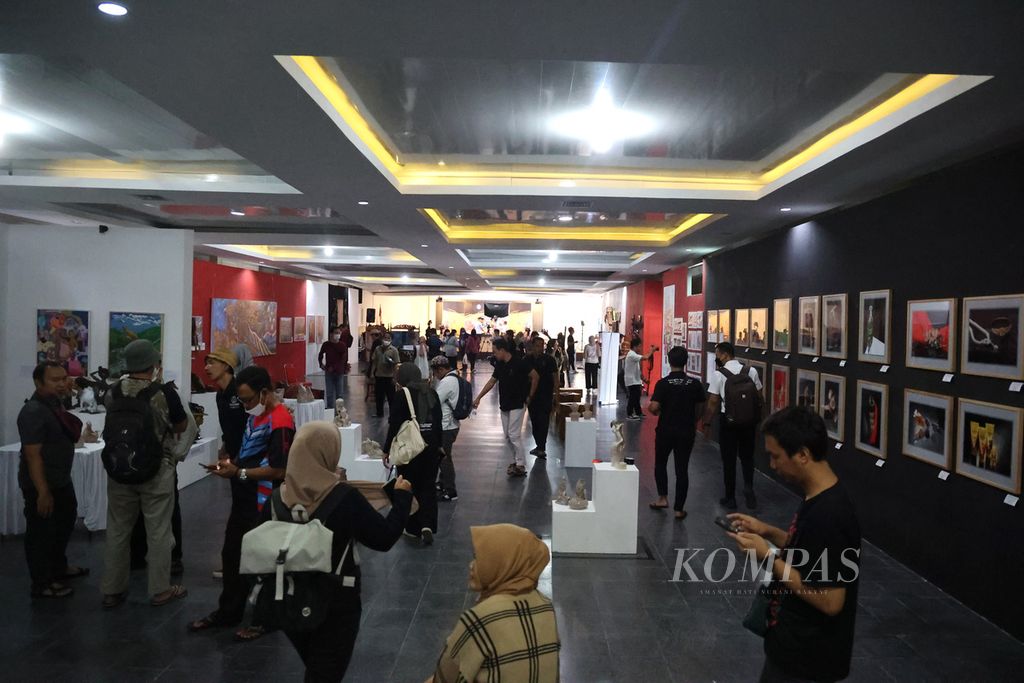 Bermacam produk kerajinan karya guru SMK ditampilkan dalam pameran Gelar Karya di Museum Benteng Vredeburg, Yogyakarta, Senin (28/11/2022).  