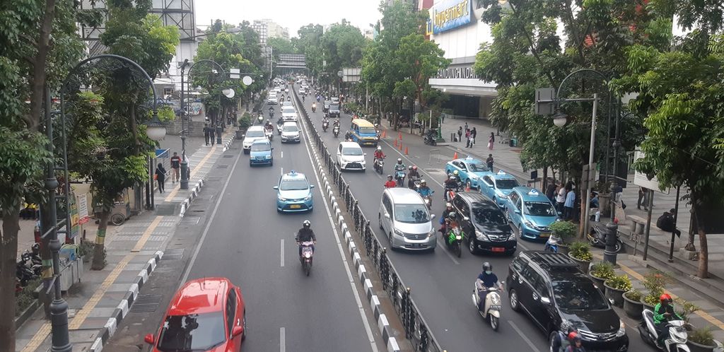 Kendaraan melintasi Jalan Merdeka, Senin (7/10/2019) sekitar pukul 17.00. Kepadatan kendaraan mulai terlihat dan mencapai puncaknya di jam sibuk, yaitu sekitar pukul 19.00-21.00.