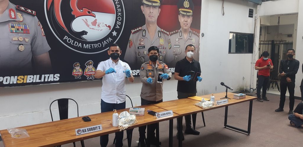 Polda Metro Jaya merilis kasus penyalahgunaan narkoba jenis sabu oleh disjoki berinisial CD di Gedung Direktorat Reserse Narkoba Polda Metro Jaya, Jakarta, Kamis (17/3/2022).