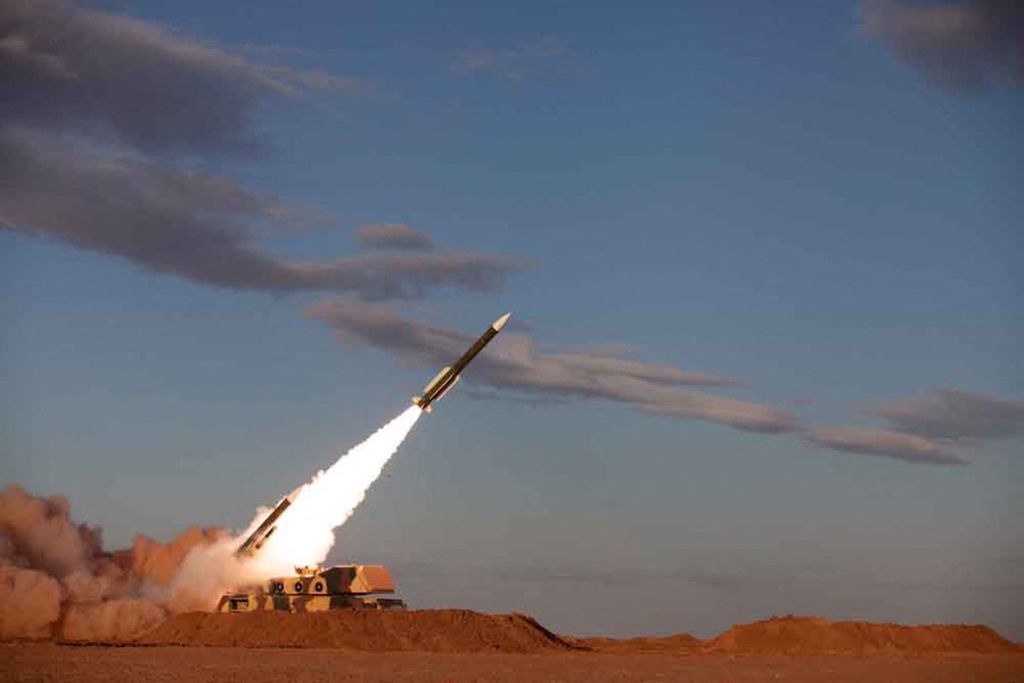 Peluncuran rudal antipesawat saat latihan militer gabungan angkatan darat dengan Pasukan Garda Revolusi Islam Iran di sebuah tempat yang tidak disebutkan, dalam sebuah foto yang dirilis kantor angkatan darat, Rabu (13/10/2021).