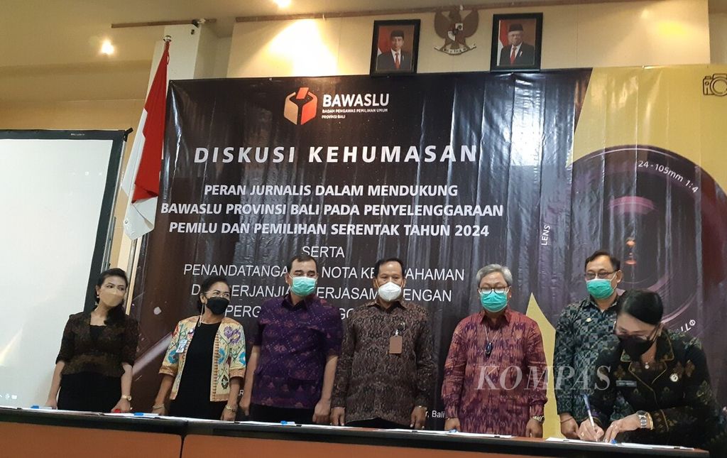 Ketua Bawaslu Provinsi Bali Ketut Ariyani (kanan), Selasa (19/4/2022), menandatangani nota kesepahaman (MoU) antara Bawaslu Provinsi Bali dan sejumlah perguruan tinggi di Bali dalam rangka pengembangan program pengawasan partisipatif menyongsong Pemilu dan Pemilihan Serentak 2024.