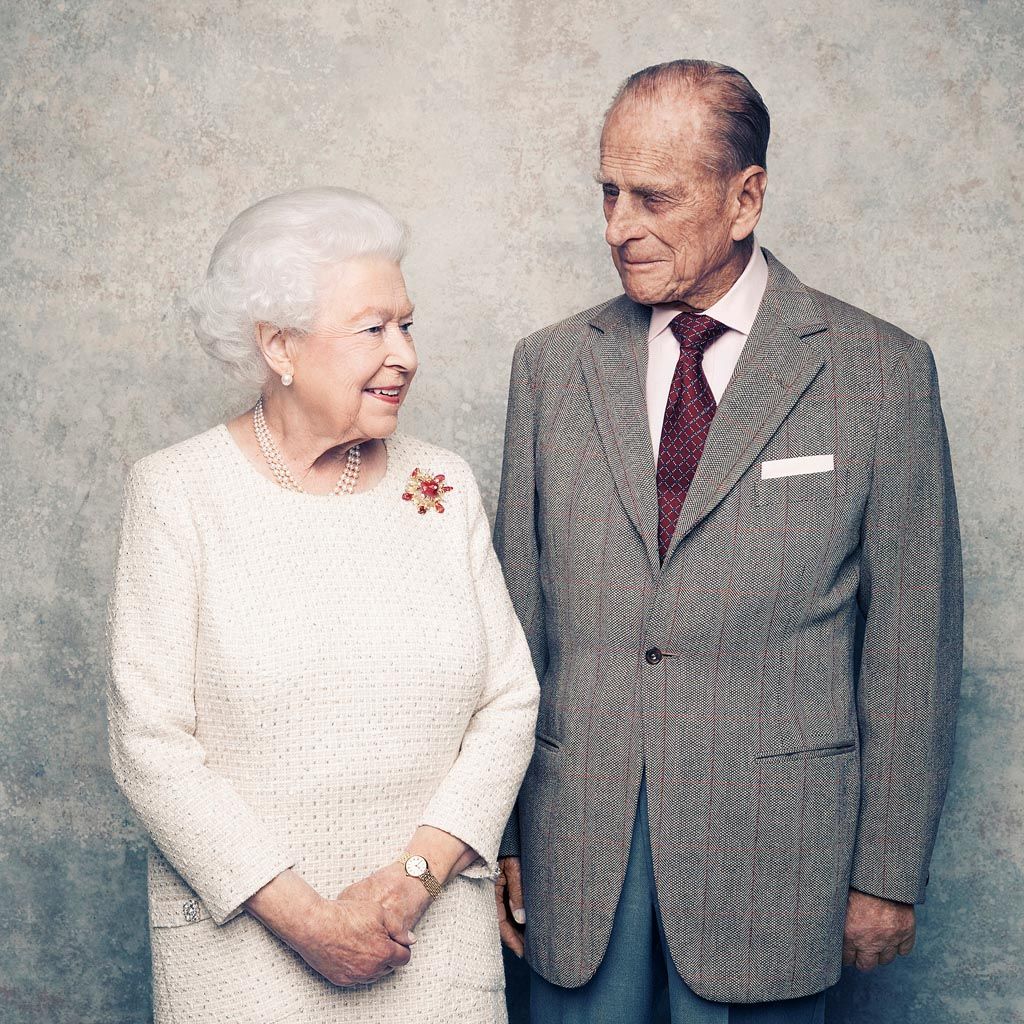 Foto terbaru Ratu Elizabeth dan Pangeran  Philip dipublikasikan sebagai cendera mata dalam rangka pesta platinum pernikahan mereka, Senin (20/11). Foto diambil di Kastil Windsor, Inggris.