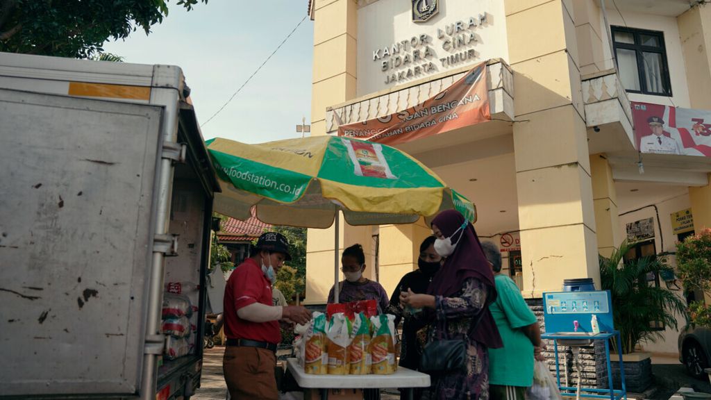 Pasar murah di Kelurahan Bidara Cina, Jatinegara, Jakarta Timur, Jumat (7/1/2022). 