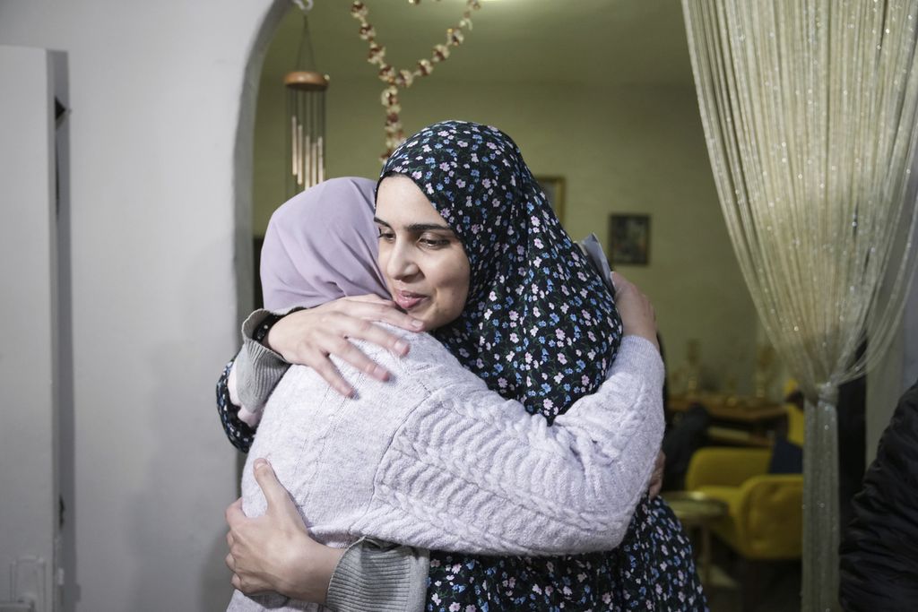Marah Bakeer (kanan) memeluk ibunya, Sawsan (kiri), di rumahnya di kawasan Beit Hanina, Jerusalem, Jumat (24/11/2023). Aparat Israel memenjara Marah selama delapan tahun setelah dia dituding hendak menyerang seorang aparat keamanan Israel, Oktober 2015. 