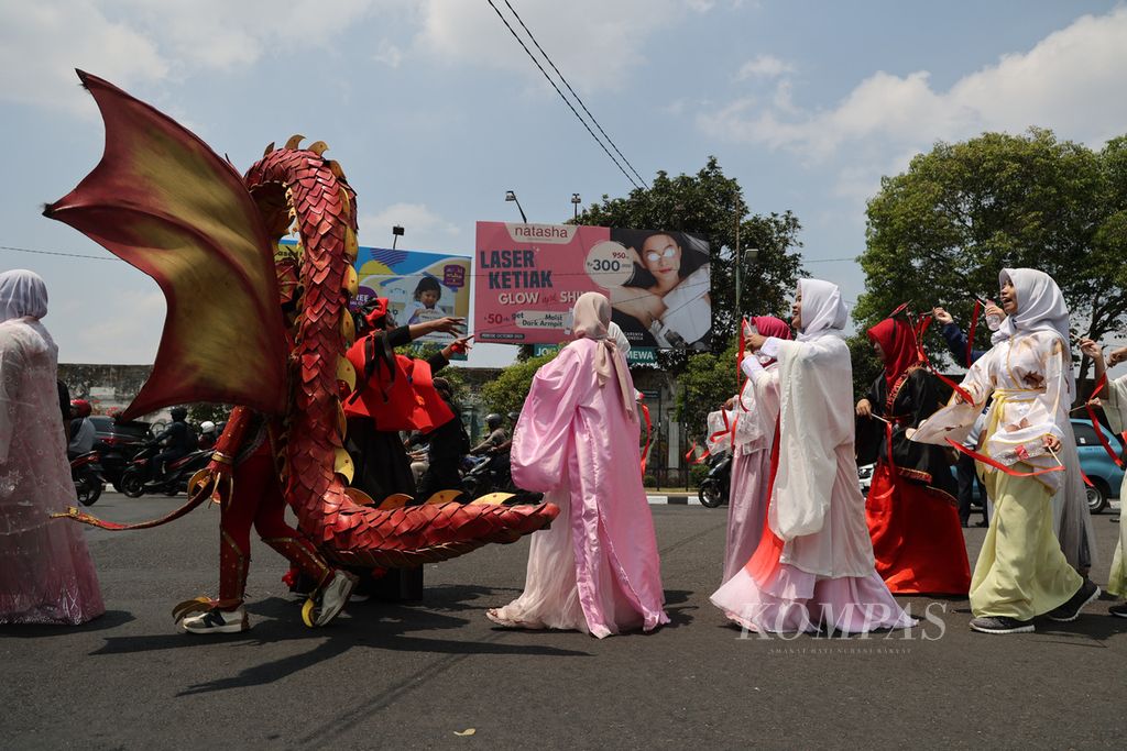 Students of SMP Negeri 5 Yogyakarta participated in a parade to welcome the 267th anniversary of Yogyakarta in Kotabaru, Yogyakarta, on Wednesday (10/4/2023). The parade highlights the theme of global diversity with the aim of fostering attitudes of respecting diversity and tolerance among students.