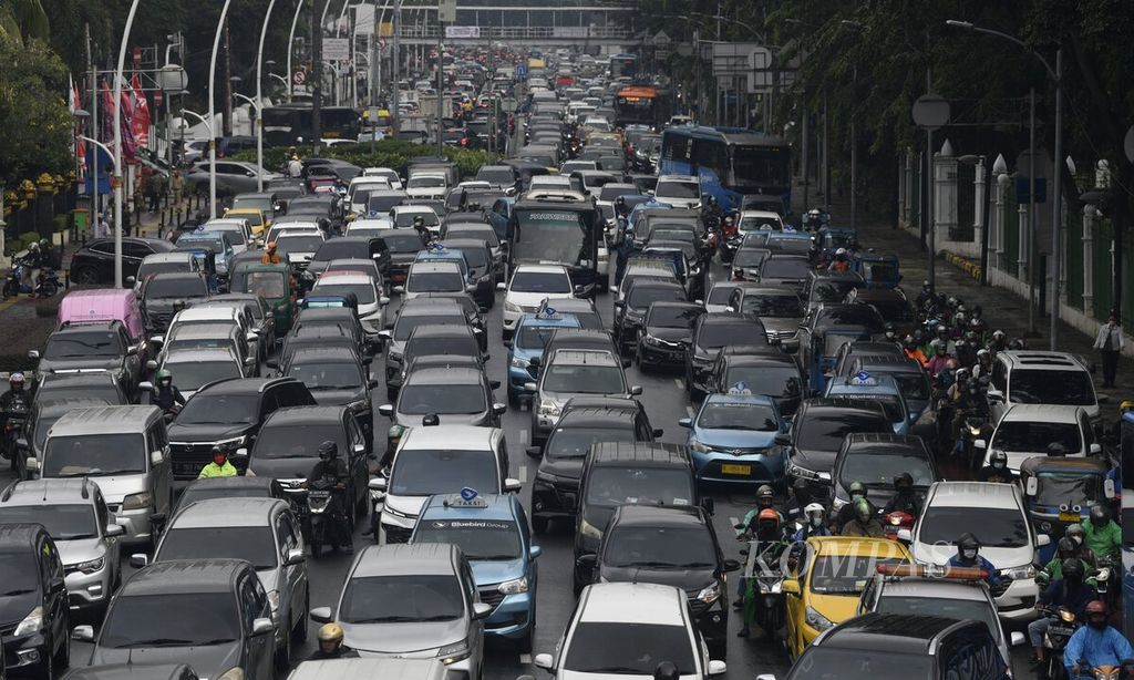 Kendaraan terjebak kemacetan di kawasan Gambir, Jakarta, saat sejumlah ruas jalan ditutup karena unjuk rasa, Kamis (8/9/2022). Selain volume kendaraan yang terus bertambah dan mobilitas warga yang tinggi, penyebab kemacetan di Jakarta semakin kompleks. Kemacetan tidak hanya menambah polusi udara, tetapi juga menyebabkan pemborosan bahan bakar. 