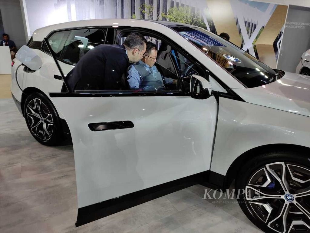 Presiden Direktur BMW Group Indonesia Ramesh Divyanathan (kiri) menyampaikan penjelasan tentang mobil terbarunya dalam Indonesia International Motor Show di Jakarta, Kamis (15/2/2024).