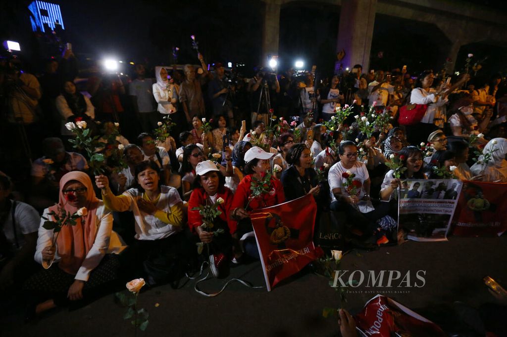 Warga dari berbagai golongan dan lintas agama mengikuti aksi solidaritas #KamiBersamaPOLRI di depan Mabes Polri, Jakarta Selatan, Kamis (10/5/2018) malam. Sebanyak lima anggota Polri gugur dalam peristiwa penyerangan oleh narapidana terorisme di Mako Brimob, Kelapa Dua, Depok, Jawa Barat.