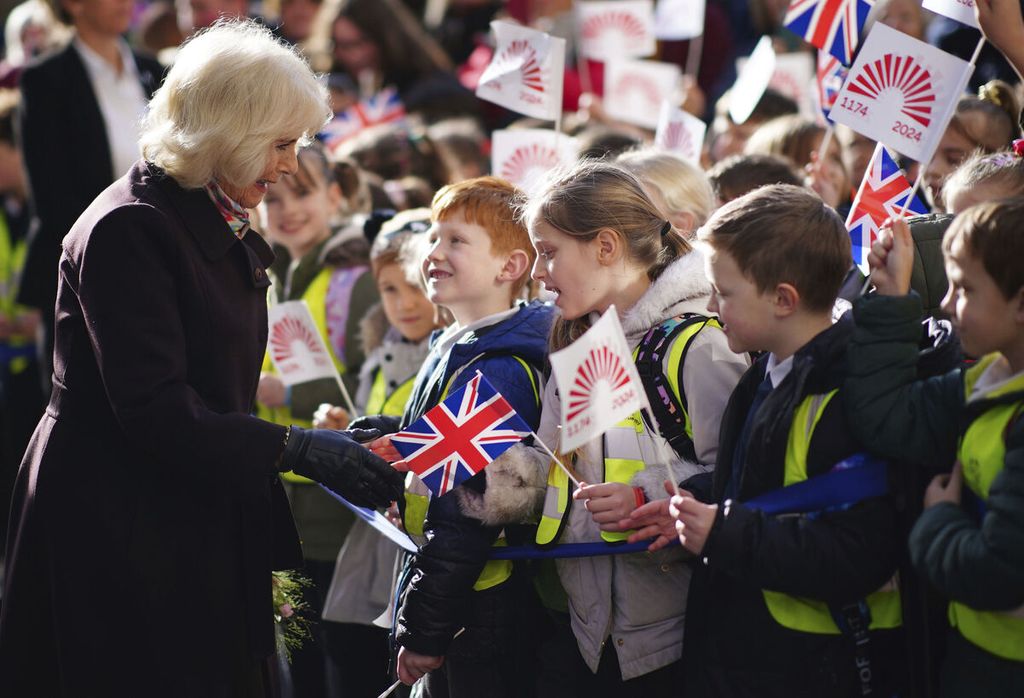 Permaisuri Kerajaan Inggris, Camilla, bertemu dengan anak-anak seusai menghadiri ajang Service of Celebration di Bath Abbey, Bath, Inggris, 1 Februari 2024. 