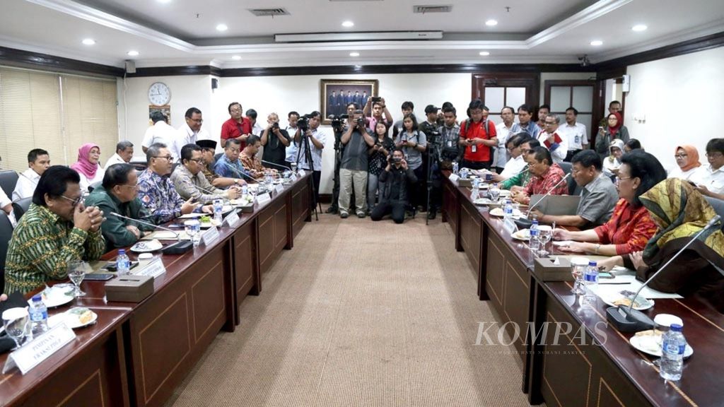 Pimpinan Majelis Permusyawaratan Rakyat (MPR) yang diketuai oleh Zulkifli Hasan (ketiga dari kiri) saat menerima Pimpinan Dewan Perwakilan Daerah (DPD) GKR Hemas (kedua kanan) dan Umar Faroukh (ketiga kanan) di Ruang Rapat Pimpinan MPR RI, Kompleks Parlemen, Jakarta, Selasa (27/9/2016). Rapat itu untuk berkonsultasi tentang rencana DPD melakukan <i>amendemen </i>kelima Undang-Undang Dasar (UUD) terkait kewenangan DPD. 