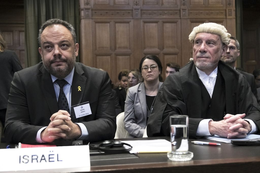 Ahli hukum Inggris, Malcolm Shaw, kanan, penasihat hukum Kementerian Luar Negeri Israel, Tal Becker, kiri, melihat pembukaan sidang di Mahkamah Internasional di Den Haag, Belanda, Kamis, 11 Januari 2024.