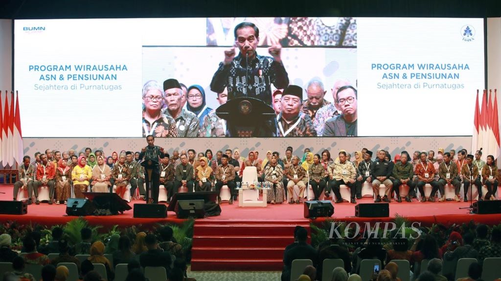 Presiden Joko Widodo menyampaikan sambutan di hadapan aparatur sipil negara yang akan pensiun dan pensiunan dalam Program Wirausaha ASN dan Pensiunan di Sentul International Convention Center, Bogor, Rabu (16/1/2019). 