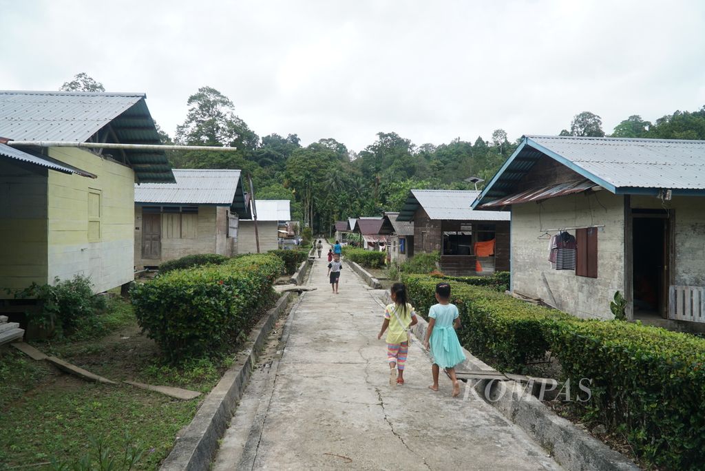 Ilustrasi. Anak-anak berjalan di Dusun Mangka Ulu, Desa Sinaka, Kecamatan Pagai Selatan, Kepulauan Mentawai, Sumatera Barat, Selasa (20/6/2023).
