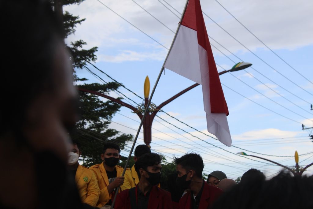 Mahasiswa Kota Palangkaraya menggunakan atributnya masing-masing melakukan aksi di depan kantor DPRD Provinsi Kalteng, Senin (11/4/2022).