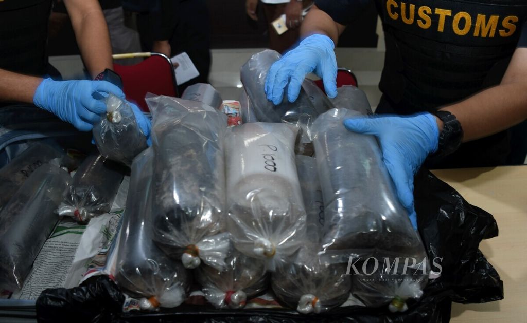 Petugas memasukkan kembali barang bukti benih lobster ke dalam koper saat rilis penggagalan penyelundupan di Kantor Bea Cukai Juanda, Sidoarjo, Senin (24/6/2019). Benih lobster yang hendak diselundupkan sebanyak 113.300 ekor dengan perkiraan nilai Rp 17,3 miliar.