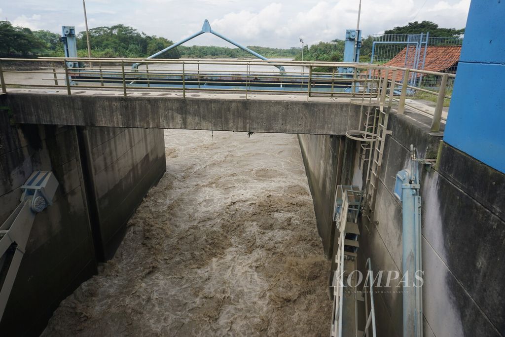 Kondisi Sungai Serayu keruh di area Bendung Gerak Serayu di Rawalo, Banyumas, Jawa Tengah, Jumat (8/4/2022).