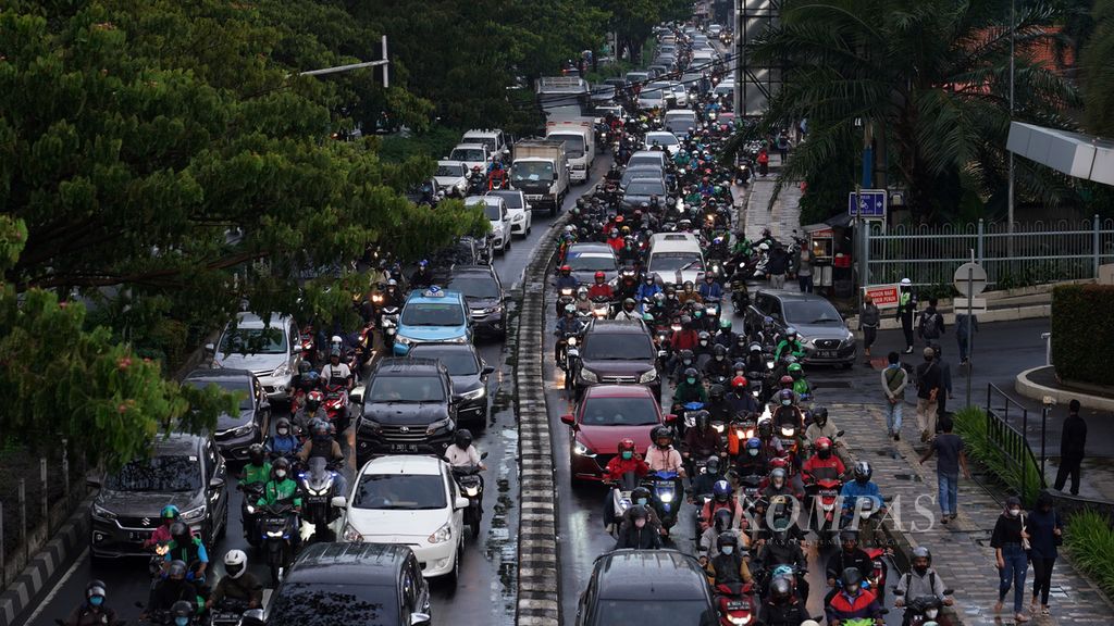 Kepadatan lalu lintas di Jalan Margonda Raya, Kota Depok, Jawa Barat, Kamis (25/11/2021). 