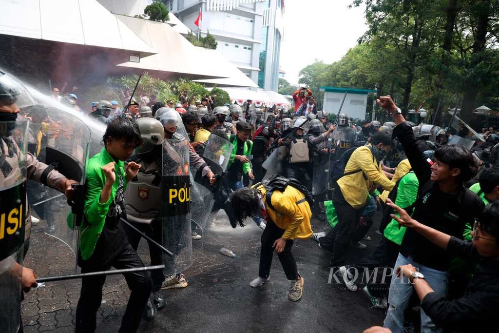 Massa mahasiswa dari berbagai kampus menggelar unjuk rasa di depan Kantor DPRD Provinsi Jawa Tengah, Kamis (22/8/2024). Unjuk rasa tersebut menuntut penurunan Presiden Joko Widodo dan mengecam DPR yang akan merevisi keputusan MK terkait Pilkada 2024. 