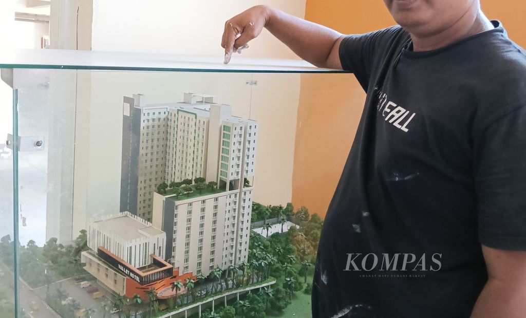 Salah satu perantara penyewaan unit apartemen Bogor Valley, Kota Bogor, Jawa Barat, menunjukkan denah bangunan apartemen, Jumat (7/4/2023). 