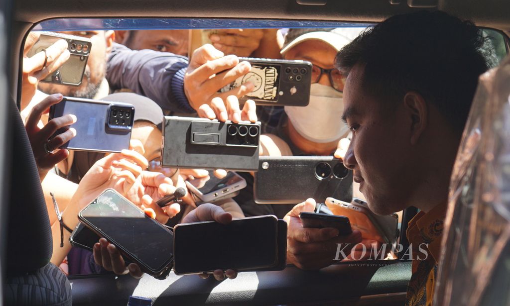 Wali Kota Surakarta Gibran Rakabuming Raka diwawancarai wartawan setelah menghadiri peringatan Hari Lanjut Usia Nasional di Stadion Manahan, Kota Surakarta, Jawa Tengah, Kamis (20/7/2023). Dalam gelaran itu, ia berjumpa Gubernur Jawa Tengah Ganjar Pranowo. 