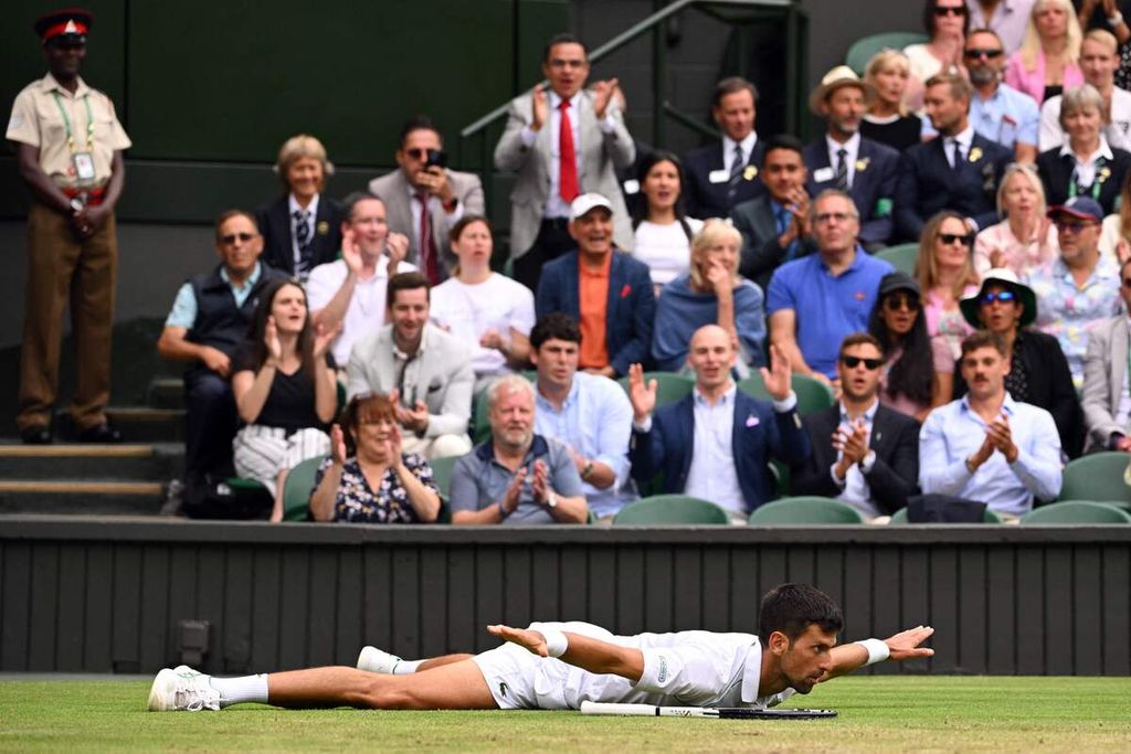 Reaksi petenis Serbia Novak Djokovic saat pertandingan perempat final Wimbledon di All England Tennis Club, Wimbledon, London, Selasa (5/7/2022). Djokovic menang, 5-7, 2-6, 6-3, 6-2, 6-2, atas petenis Italia, Jannik Sinner. 