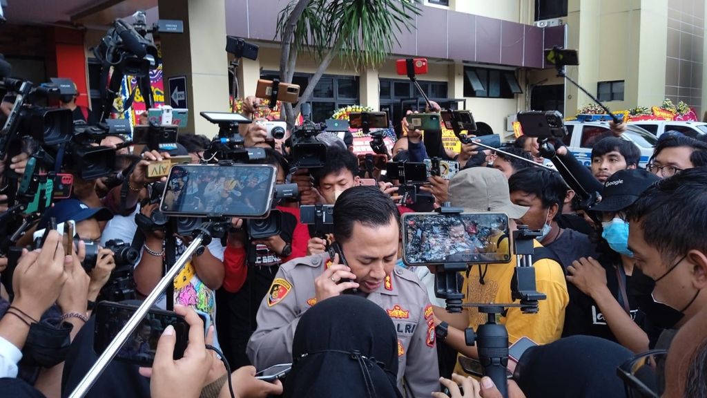 Kapolres Jakarta Selatan Ade Ary Syam Indradi dikepung rekan media media untuk dimintai keterangan. 