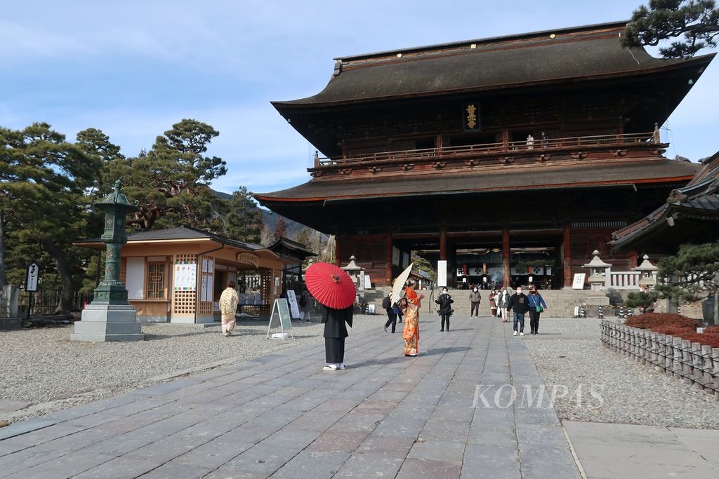 Gerbang Utama (Sanmon) di dalam kawasan Kuil Zenkoji, Nagano, Jepang, seperti terlihat pada 17 Februari 2023. 