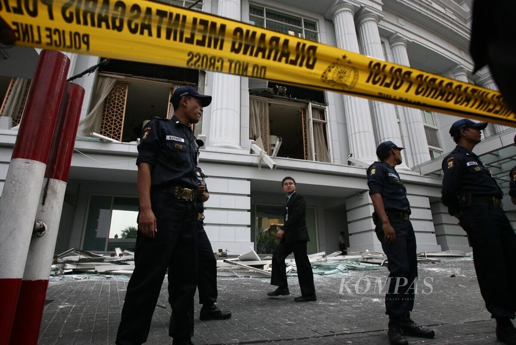 Petugas keamanan berjaga di depan Hotel JW Marriott, Mega Kuningan, Jakarta, pascaledakan di hotel tersebut 
