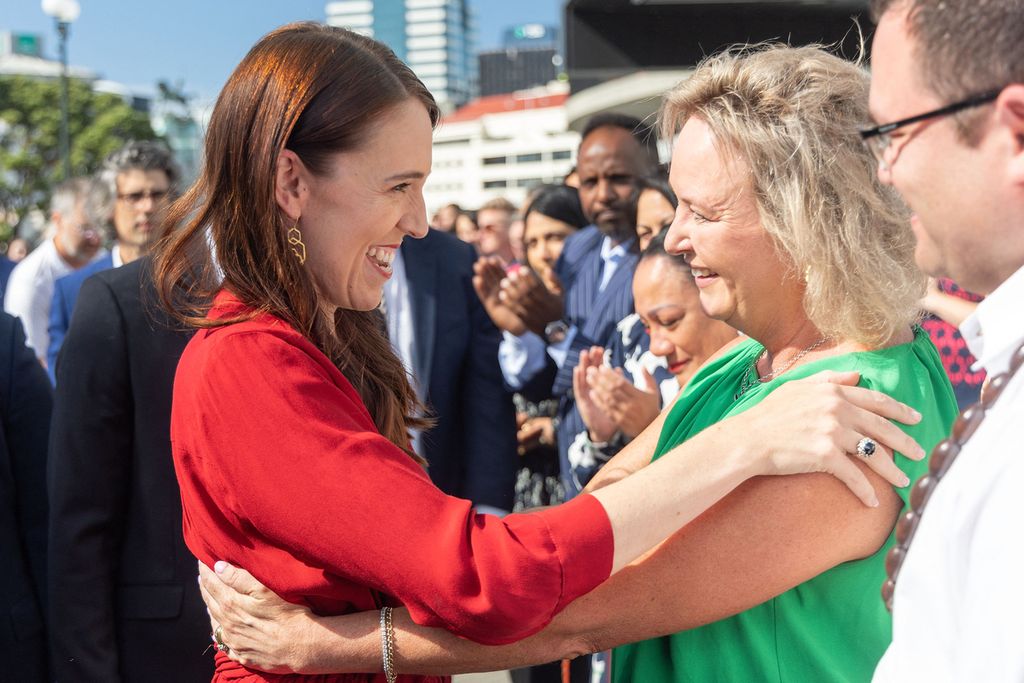 Perdana Menteri Selandia Baru Jacinda Ardern memeluk teman dan koleganya saat menuju Gedung Pemerintah untuk secara resmi mengundurkan diri dari Gubernur Jenderal Selandia Baru di parlemen di Wellington, Rabu (25/1/2023). 