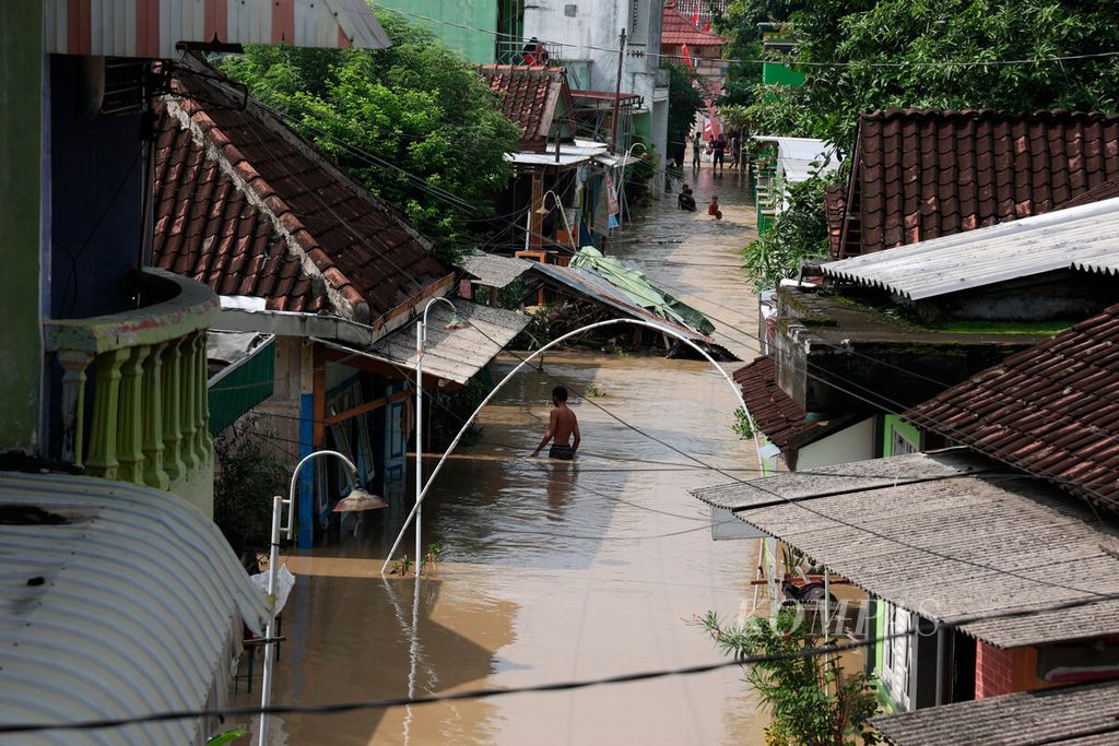 A house that was flooded up to 60-100 centimeters in depth in Gubug Village, Gubug Subdistrict, Grobogan Regency, Central Java, on Tuesday (6/2/2024). The flood, caused by the overflowing of the Tuntang River since early morning, has resulted in blocked access roads, the breach of river embankments, and the flooding of residential areas and public facilities. As of now, some traffic has been diverted to several alternative routes.