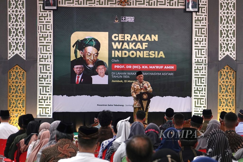Pengasuh Pondok Pesantren Tebuireng, KH Abdul Hakim Mahfudz, memberikan sambutan di acara Peluncuran Gerakan Wakaf Indonesia yang diselenggarakan Badan Wakaf Pesantren Tebuireng, Jombang, Jawa Timur, Rabu (15/3/2023).
