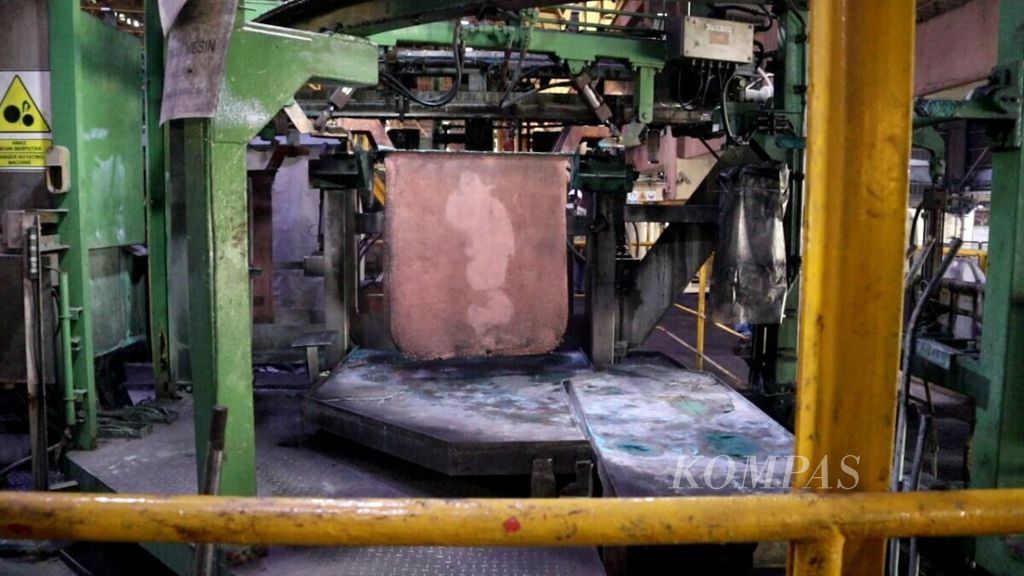 Proses pemurnian anoda tembaga menjadi katoda tembaga di PT Smelting, Gresik, Jawa Timur.
