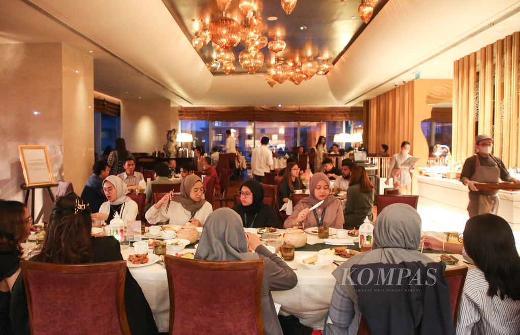 Suasana buka puasa di Art Cafe, Hotel Raffles Jakarta, Selasa (23/3/2023). Dalam buka puasa tersebut disajikan menu khas nusantara hasil kreasi Chef Lukman. 