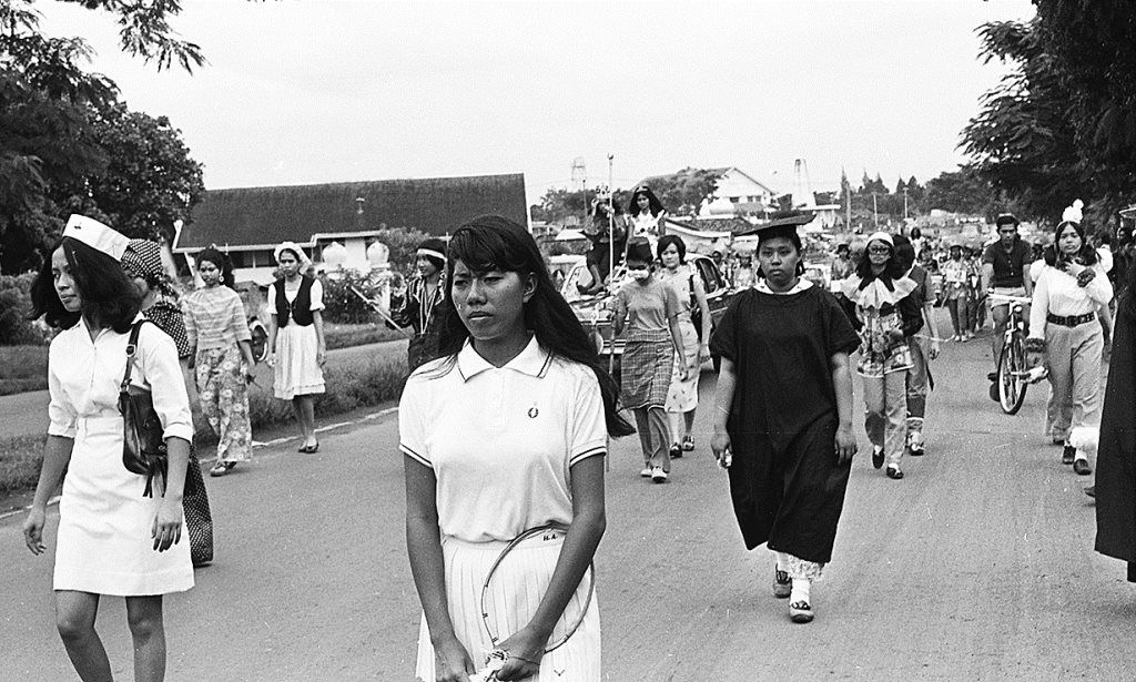 Utami Dewi (kanan, depan), pemain bulutangkis Nasional saat mengikuti pekan orientasi Lembaga Pendidikan Kejuruan Tarakanita, Jumat (14/1/1972). 
