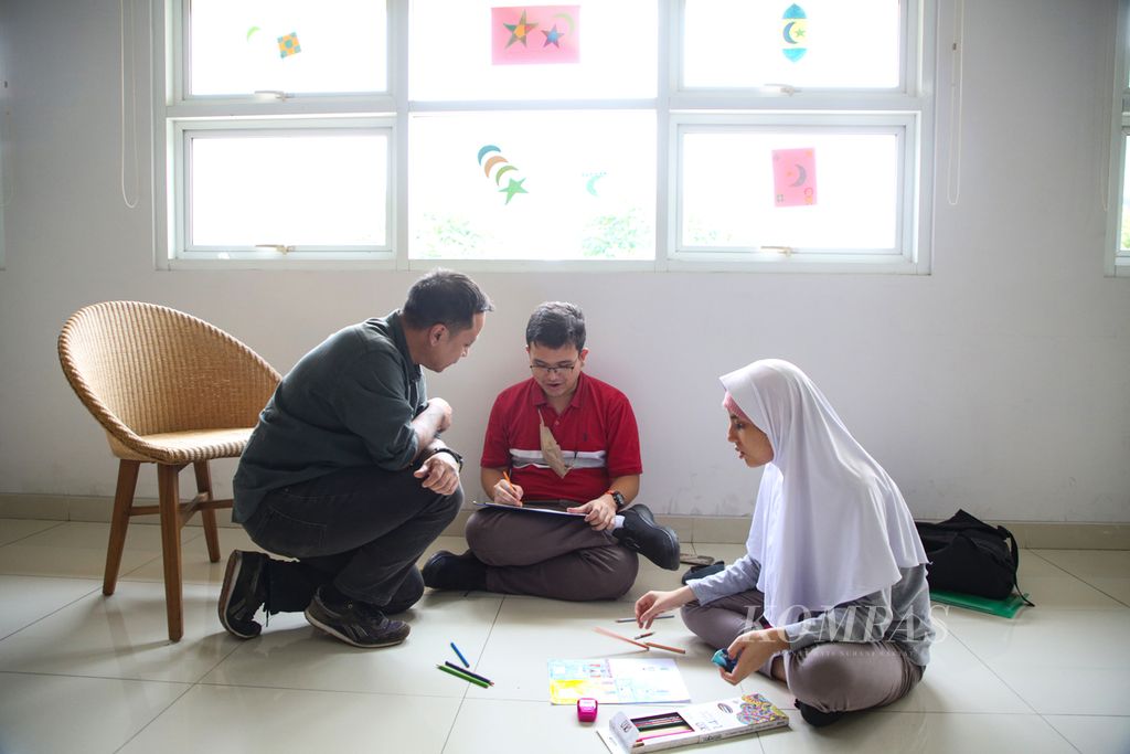 Ruben Rotty (center) and Amanda (right) complete their drawing at the Matalesoge training center, Jakarta, May 2023.