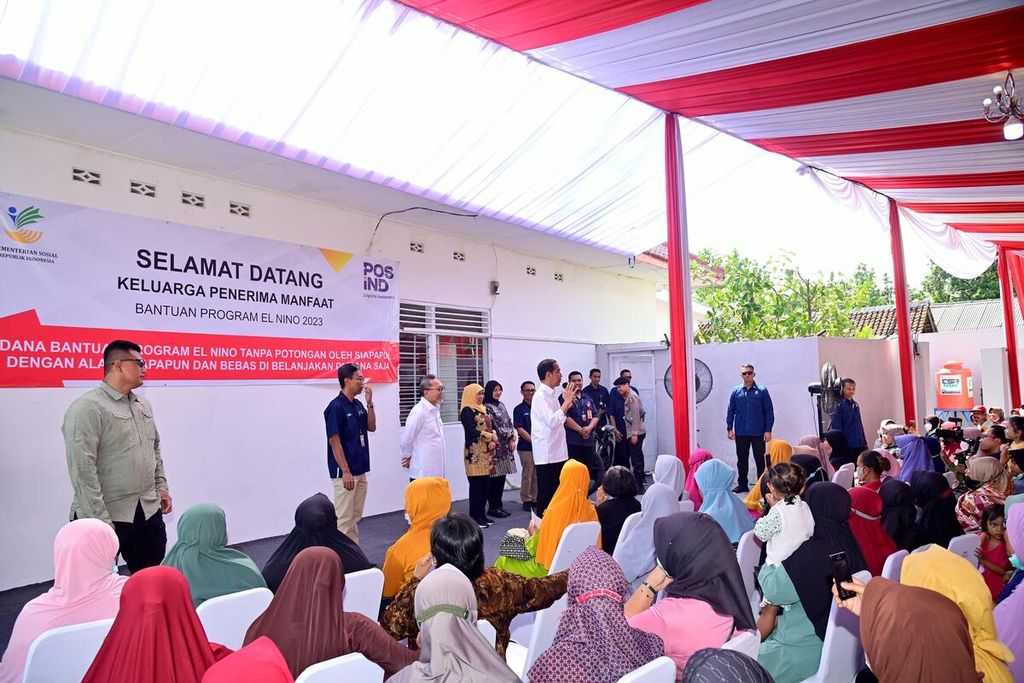 Presiden Joko Widodo pada acara penyerahan bantuan langsung tunai (BLT) El Nino kepada sejumlah penerima manfaat di Kantor Pos Genteng, Kabupaten Banyuwangi, Jawa Timur, Rabu (27/12/2023).