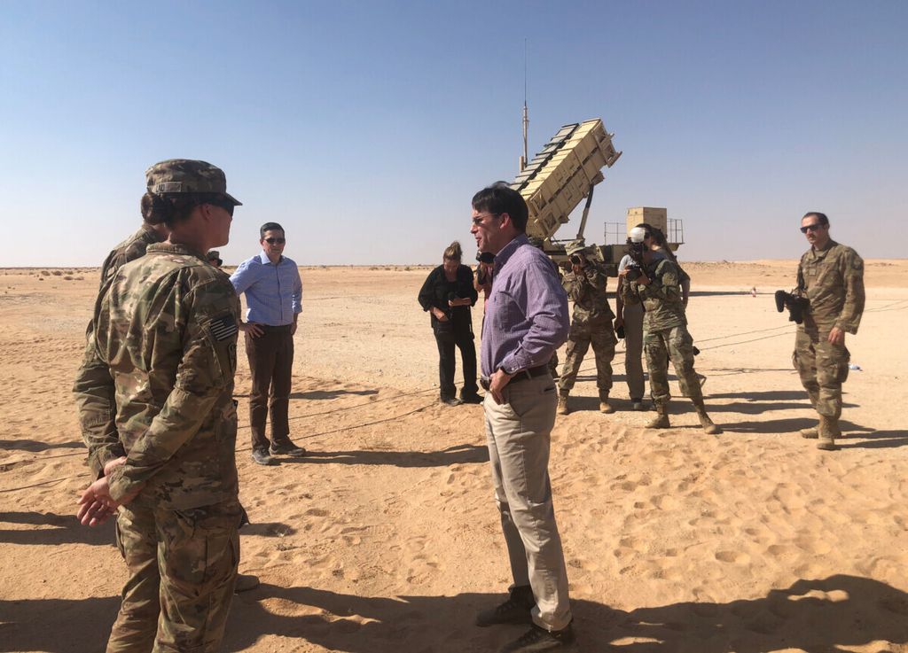 Mantan Menteri Pertahanan AS Mark Esper berbicara dengan pasukan AS di dekat rudal Patriot di Pangkalan Udara Pangeran Sultan di Arab Saudi, Selasa (22/10/2019).