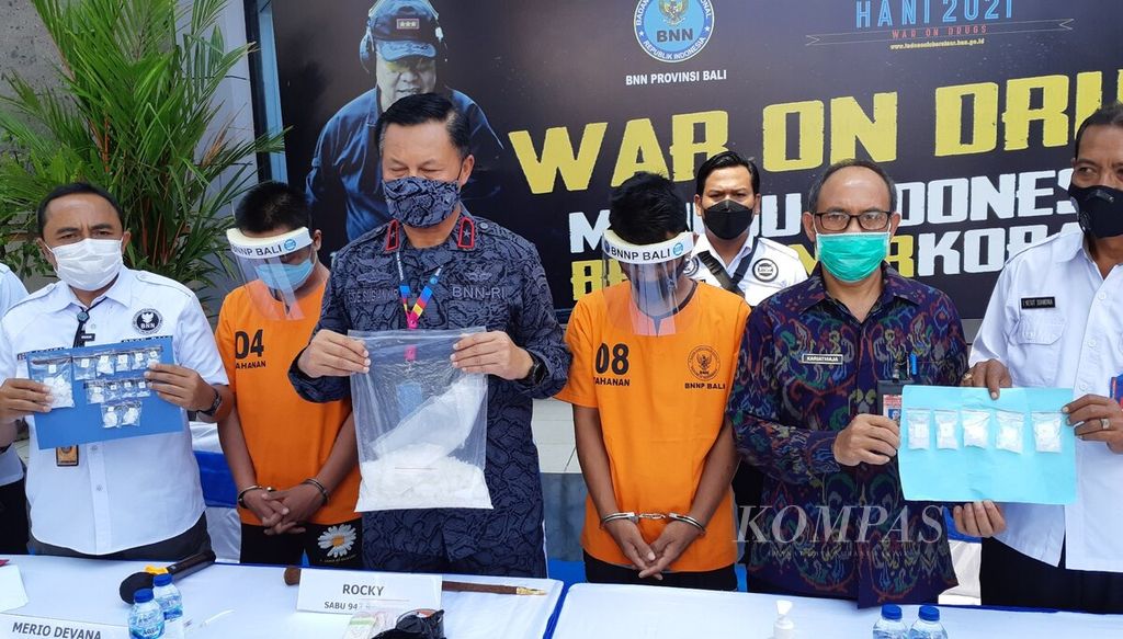 Badan Narkotika Nasional (BNN) Provinsi Bali menggelar jumpa pers terkait dengan pengungkapan kasus narkotika jenis sabu. Kepala BNN Provinsi Bali Gde Sugianyar Dwi Putra (kedua, kiri) dalam konferensi pers di Kantor BNN Provinsi Bali, Kota Denpasar, Selasa (8/2/2022). 