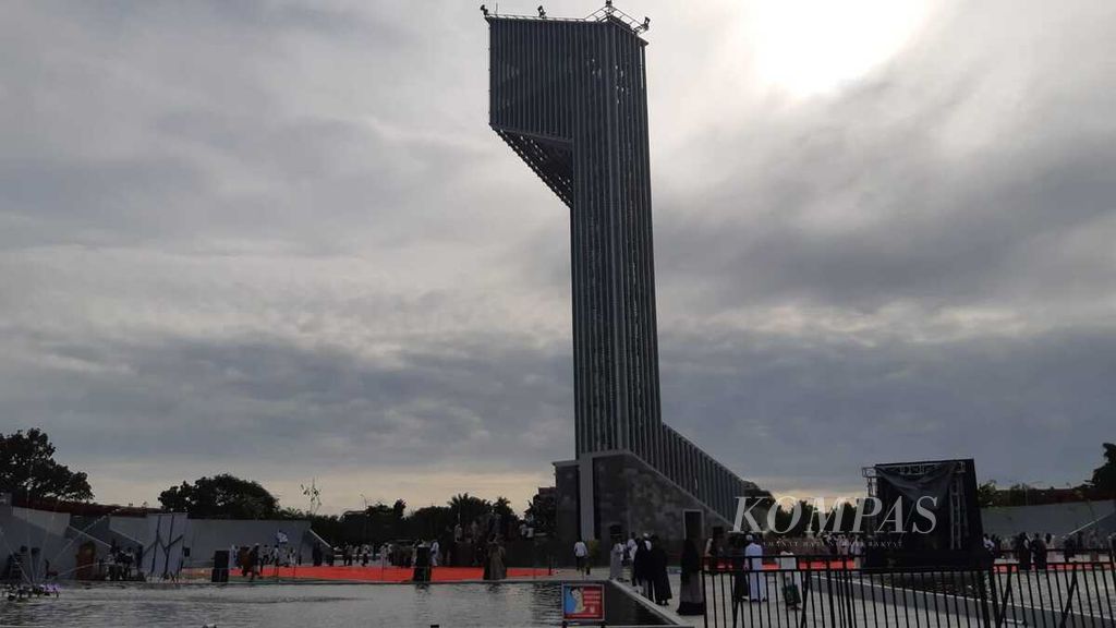 Tampak samping Bundaran Besar Palangkaraya, Kalimantan Tengah, Rabu (10/4/2024). Terlihat warga Palangkaraya masih bertahan di tempat itu seusai melaksanakan shalat Idul Fitri.